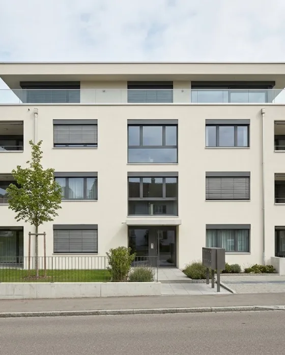 Visualisierung: Frisch gestrichene Fassade eines modernen Mehrfamilienhauses in Weiss