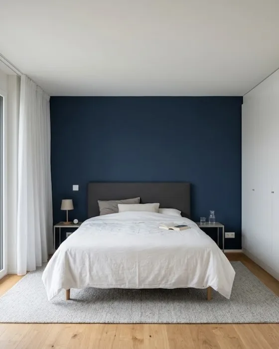 Visualisierung: Schlafzimmer mit dunkelblauer Wand hinter dem Bett
