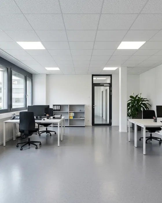 Visualisierung: Frisch gestrichenes Büro mit zwei weissen Pulten
